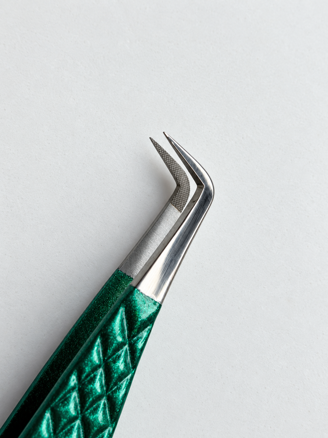 EMERALD GRIP 90° TWEEZER ♡